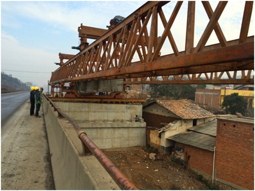 麻昭高速公路項目D4-2工區(qū)第一塊T梁成功架設(shè)