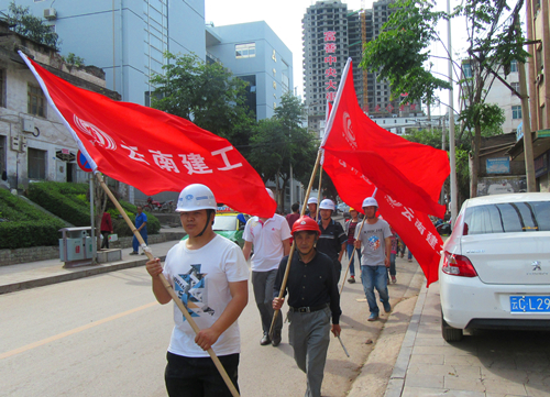 勇?lián)鐣?huì)責(zé)任  盡展鐵軍風(fēng)范——公司第三直管部永善項(xiàng)目部第一時(shí)間組織參與永善縣驟雨冰雹搶險(xiǎn)救災(zāi)