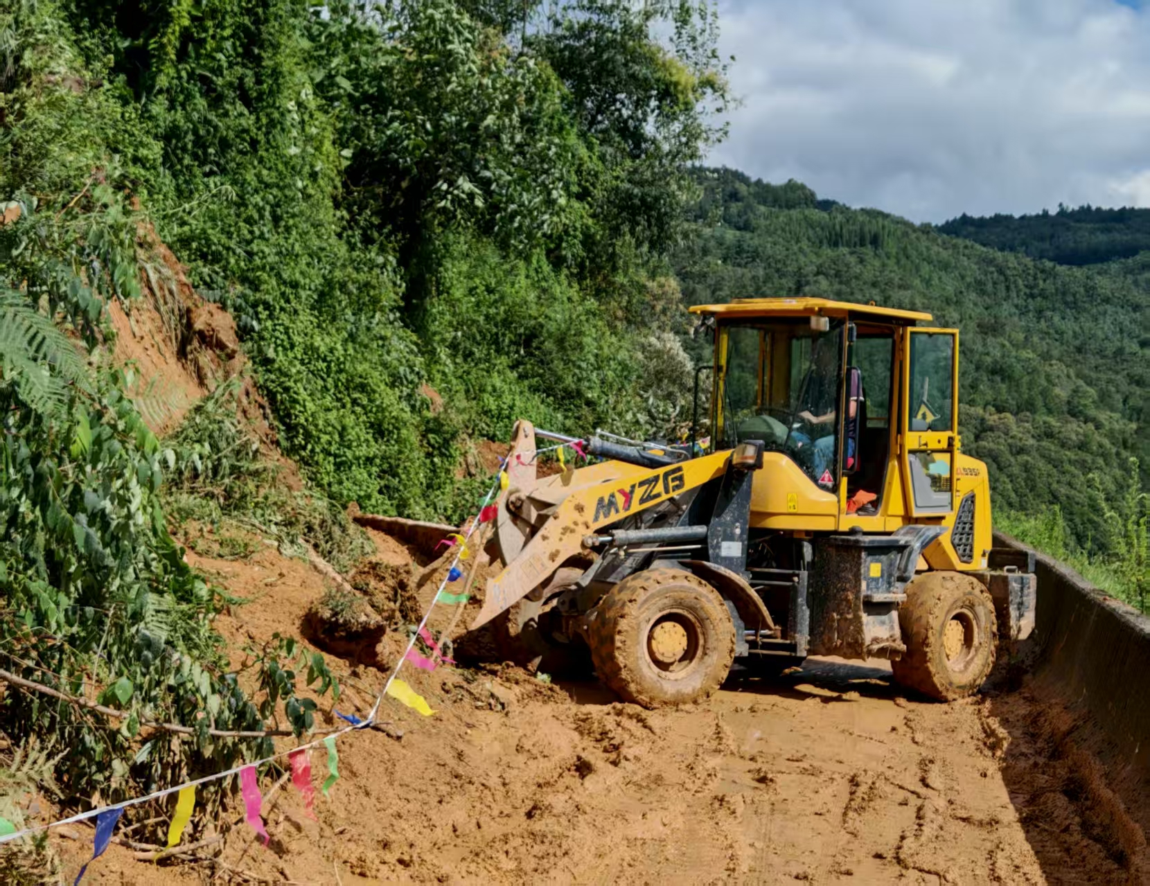 【一線資訊】黃龍水庫擴建工程施工項目協(xié)助阿子營街道辦事處開展山體滑坡應(yīng)急搶險